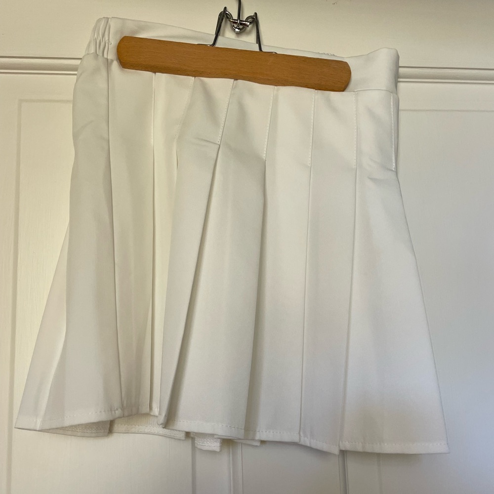 WHITE PLEATED TENNIS-STYLE SKIRT
